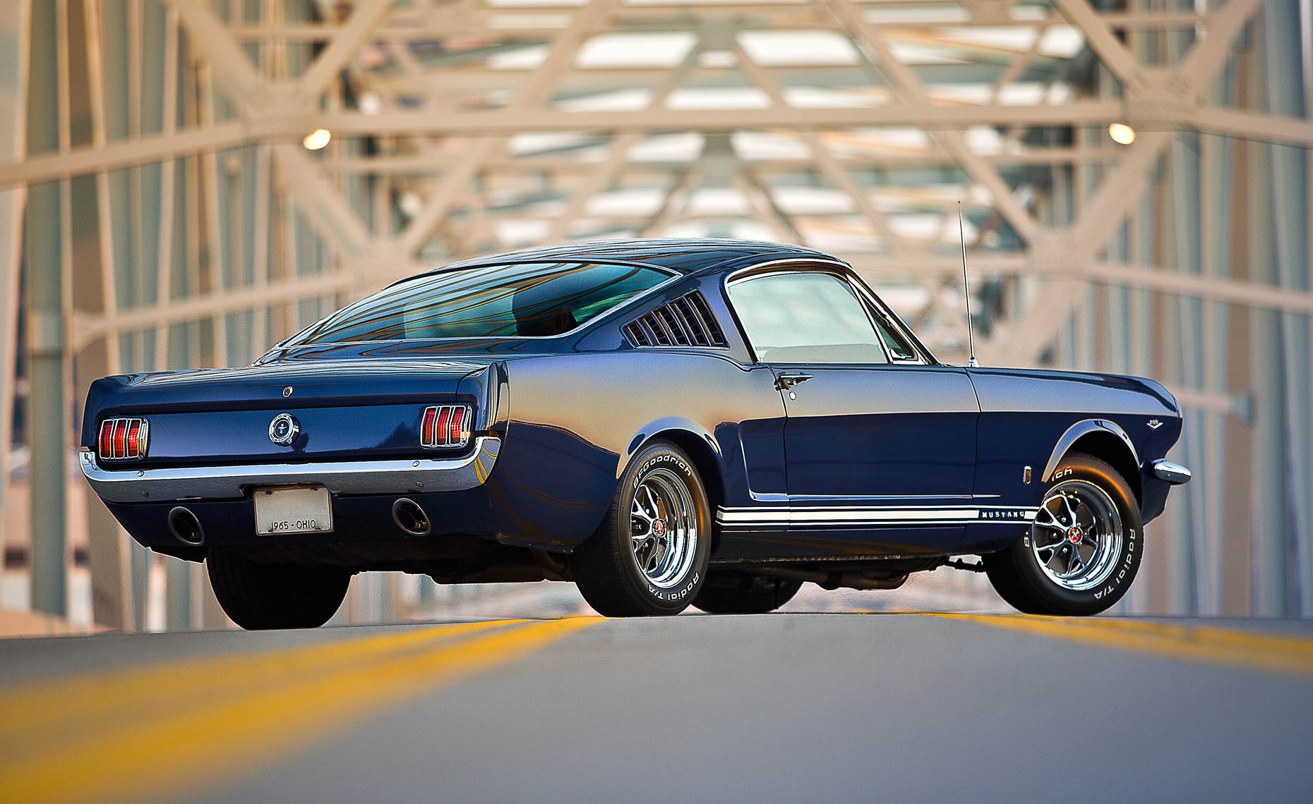Mustang-GT-rear-3qtr-brdg